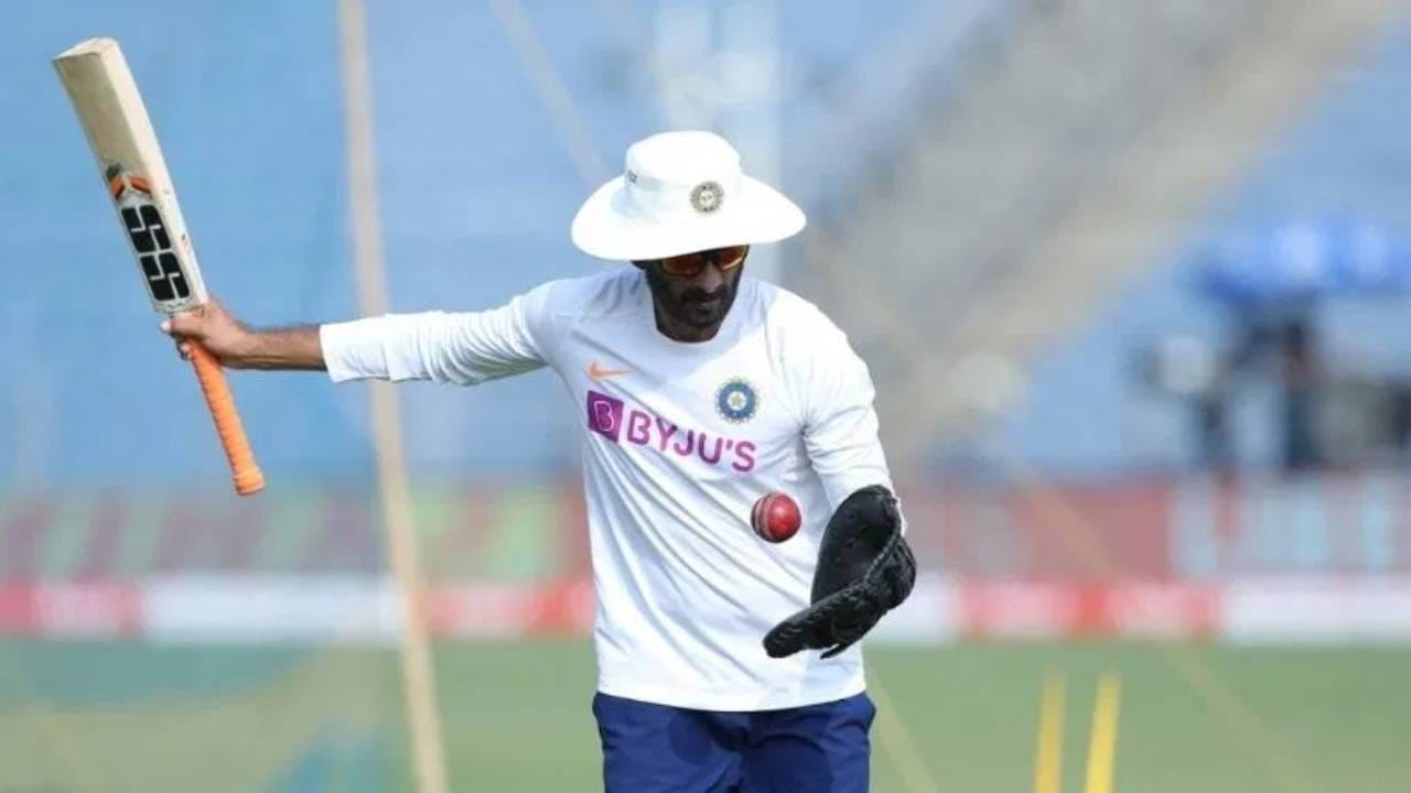 विक्रम राठोर 7 जानेवारी ते 11 जानेवारी दरम्यान होणाऱ्या श्रीलंकेच्या पाकिस्तानविरुद्धच्या तीन सामन्यांच्या टी20 मालिकेचा भाग असणार नाहीत.  पण टी20  विश्वचषकापूर्वी संघाच्या उणीवा दूर करण्यासाठी ते एक शिबिर आयोजित करतील. आता त्याच्या कारकि‍र्दीत श्रीलंकेचा संघ कशी कामगिरी करतो हे पाहणं औत्सुक्याचं ठरणार आहे. (फोटो- टीव्ही 9 हिंदीवरून)