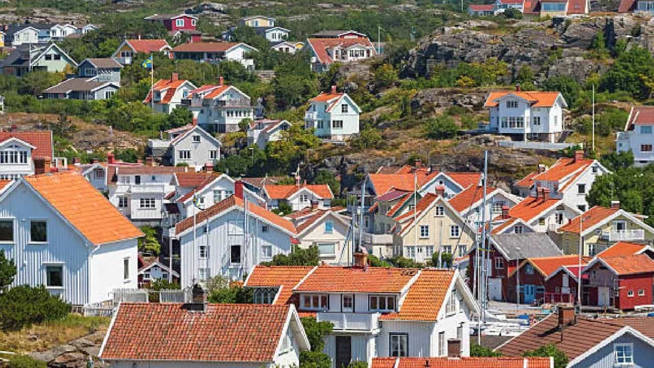 असं एक गाव, लोक प्रचंड श्रीमंत पण महिला, पुरुष कोणीच कपडे घालत नाहीत; कारण काय?