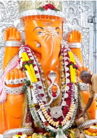 अहिल्यानगर :अंगारकी संकष्टी चतुर्थीनिमित्त श्री विशाल गणपती मंदिरात भाविकांच्या रांगा