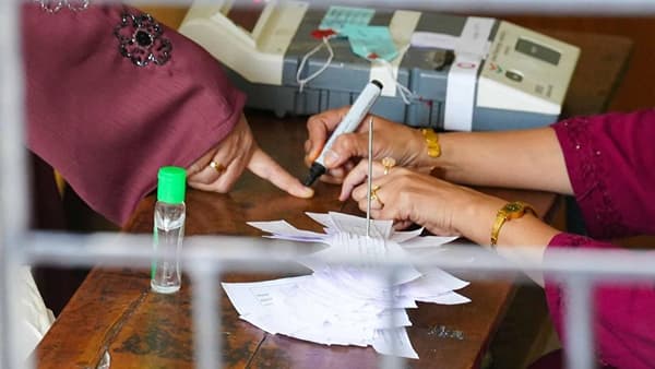 Maharashtra Elections 2026: महाराष्ट्राची हास्यजत्रा दिग्दर्शकाची शाई प्रकरणावर खोचक टीका, शाई शर्टावर शिंपडली तर...