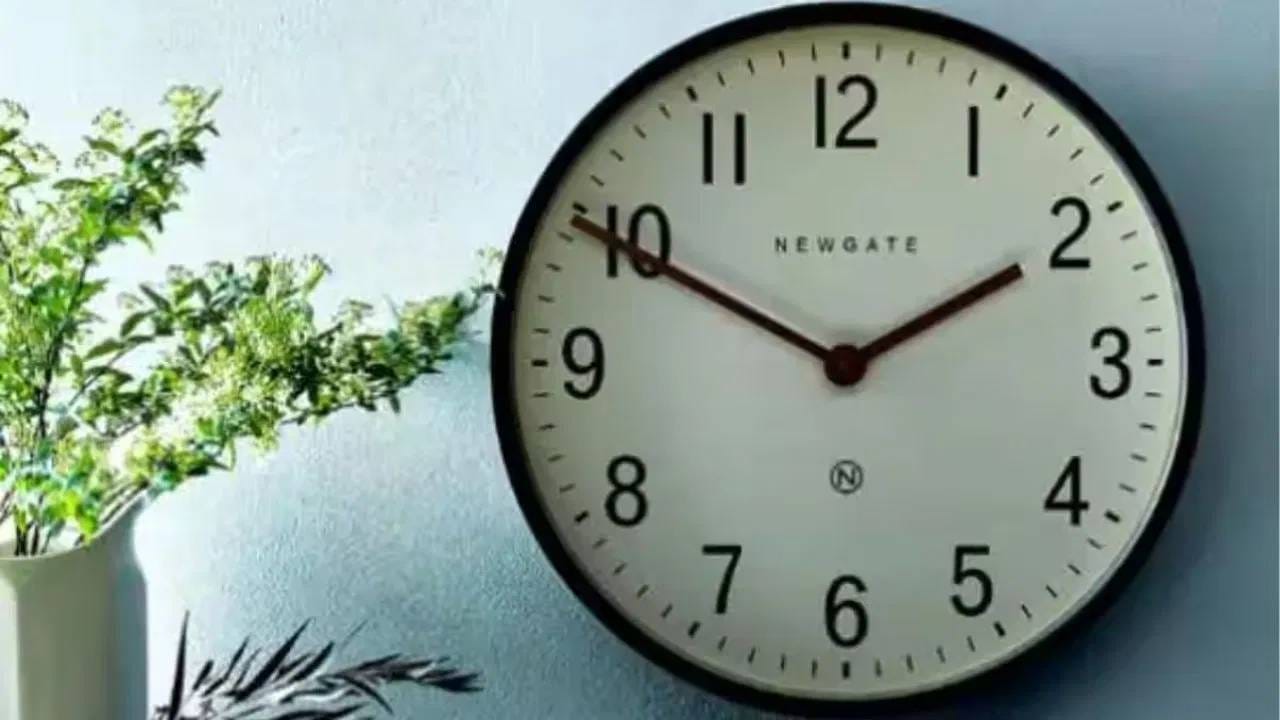 बंद घड्याळ : वास्तुमध्ये घड्याळे देखील खूप महत्त्वाची मानली जातात. घरात बंद असलेले घड्याळ ठेवणे किंवा ते पाहणे शुभ नाही असे म्हटले जाते. यामागील कारण म्हणजे राहूचा संबंध इलेक्ट्रॉनिक गोष्टींशी आहे, म्हणून बंद पडलेल्या कोणत्याही इलेक्ट्रॉनिक वस्तू घरातून काढून टाकाव्यात. म्हणून, सकाळी उठल्यानंतर चुकूनही बंद घड्याळाकडे पाहू नये. असे केल्याने जीवनात मोठ्या समस्या निर्माण होतील.