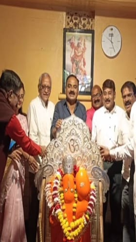 वर्ध्याच्या हनुमंताला चांदीचं सिंहासन अर्पण.