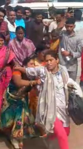 वाशिम : वार्षिक हिशोब न दिल्याने महिला ग्रामविकास अधिकाऱ्याला धक्काबुक्की.