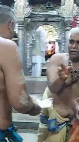 काँग्रेसकडून अंबाबाई चरणी जाहीरनाम्याचे पूजन.