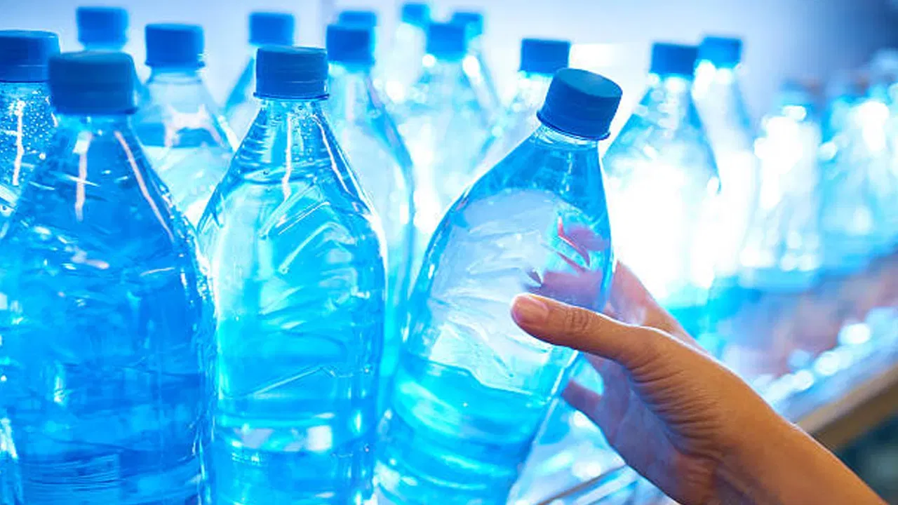 बाटलीबंद पाणी : व्हेनेझुएलामध्ये 1.5 लिटर पाण्याच्या बाटलीची किंमत साधारणपणे 0.60 डॉलर ते 3 डॉलर (भारतीय रुपयांत अंदाजे 50 ते 250 रुपये) दरम्यान असू शकते.