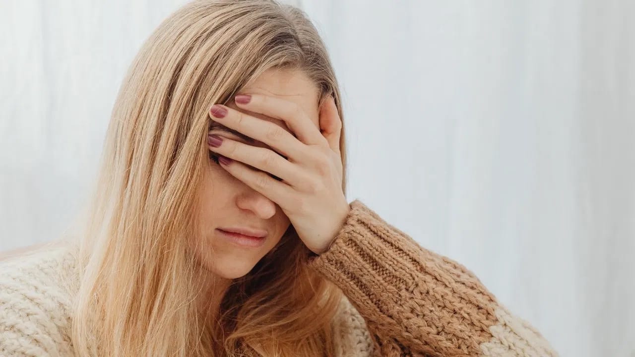 हिवाळ्यात डोकेदुखी कमी करण्यासाठी, पाण्याचे प्रमाण कमी करा, पुरेशी झोप घ्या, हलका आहार घ्या, सर्दी होईल असे पदार्थ खाणं देखील टाळा शिवाय कोणच्या गोष्टीचा अधिक तणाव देखील घेऊ नका.