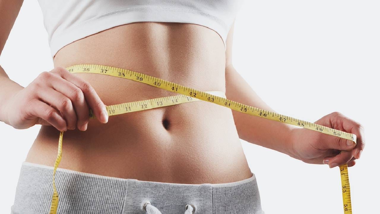 आपल्यापैकी बरेच लोक असे आहेत की, वजन कमी करण्याच्या चक्करमध्ये मोजून मोजून खातात. मात्र, त्यांच्याकडून अशा काही चुका होतात, त्यामुळे थेट कमी ऐवजी जास्त कॅलरी घेतल्या जातात. 