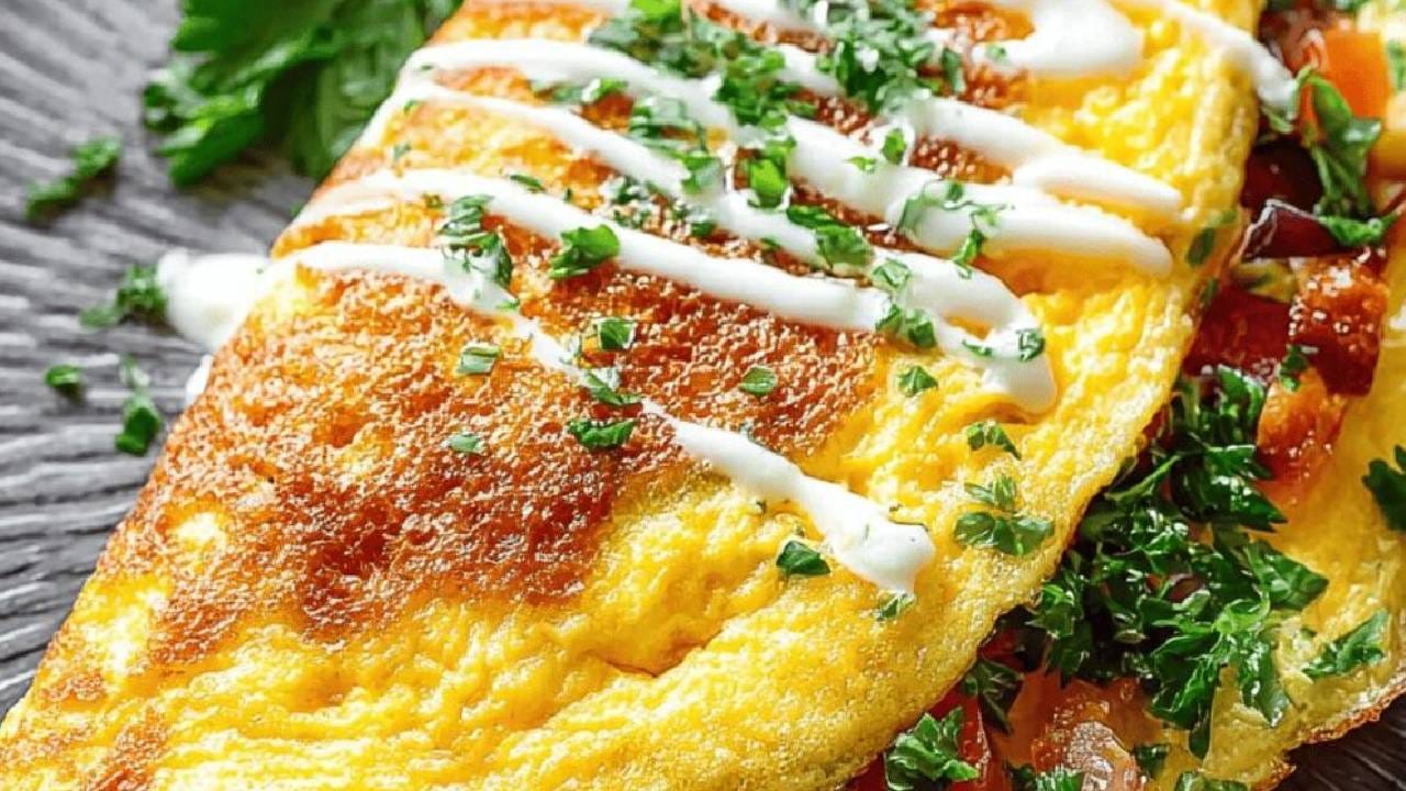  वाढलेले वजन कमी करण्यासाठी आणि कॅलरी कमी असलेला पदार्थ म्हणून अंडा ऑम्लेटकडे बघितले जाते. बरीच लोक वजन कमी करण्याच्या प्रवासात अंडा ऑम्लेट दररोज खातात. 