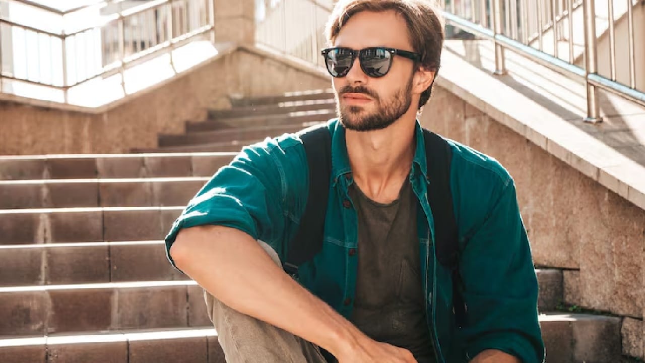 विशेष म्हणजे भारताला या यादीत मानाचं स्थान मिळालं आहे. या यादीत स्पेनने पहिला क्रमांक पटकावला आहे. रिपोर्टनुसार, स्पेनमधील पुरुष गोरे, आकर्षक चेहऱ्याचे, वेगवेगळ्या रंगांच्या डोळ्यांचे आणि स्लिम-फिट शरीरयष्टीचे असतात. ज्यामुळे त्यांना अधिक हँडसम मानलं जातं.