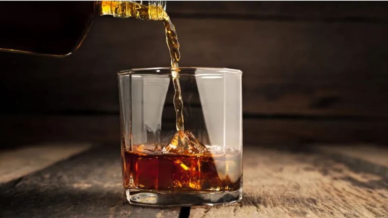 भारतात मद्यविक्रीच्या माध्यमातून सरकारी तिजोरीत मोठा निधी जमा होतो. मद्यावर जीएसटी लागत नाही. परंतु मद्यावर वेगवेगळ्या राज्यात वेगवेगळ्या प्रमाणात कर आकरला जातो. म्हणूनच काही राज्यात एखाद्या मद्याची बॉटल महाग असते तर तीच मद्याची बॉटल अन्य राज्यात खूप स्वस्त असते.