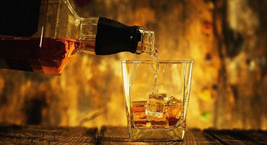 एका मद्याच्या बॉटलवर वेगवेगळ्या प्रकारचे कर लागतात. यामध्ये एक्साईज ड्यूटी, व्हॅट, ट्रान्सपोर्ट चार्जेस अशा वेगवेगळ्या कराचा समावेश असतो. मद्याच्या अनेक बॉटल्सवर तर एकूण किमतीपैकी 60 ते 80 टक्के रक्कम ही कराचीच असते. उदाहरणादखल दिल्लीमध्ये मद्याच्या एका बॉटलवर 60 ते 75 टक्के कर असतो.