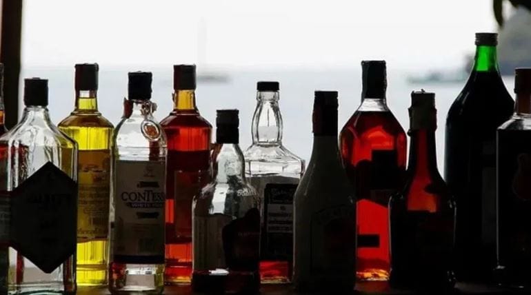 कर्नाटक आणि तामिळनाडू येथे मद्याच्या एक बॉटलवरील कराची रक्कम ही 70 टक्क्यांपेक्षा जास्त असते. एका 1500 रुपयांच्या व्हिस्कीच्या बॉटलवर लागणारा कर समजल्यावर तर तुम्हाला थक्काच बसेल. हा कर नसेल तर तुम्हाला 1500 रुपयांची बॉटल फक्त 350 ते 500 रुपयांना मिळू शकेल.