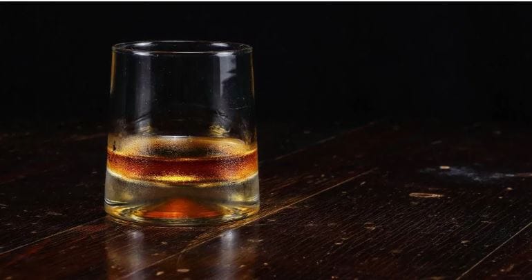 मद्य, बॉटल, झाकण, लेबल, पॅकेजिंग या गोष्टी लक्षात घेऊनच कोणत्याही मद्याची मूळ किंमत निश्चित केली जाते. 1500 रुपये किंमत असणारी एक व्हिस्की मद्याच्या बॉटलची मूळ किंमत सधारण 350 ते 500 रुपये असते. परंतु ही व्हिस्कीची बॉटल विक्रीसाठी बाहेर पडल्यावर राज्यांचा कर तसेच अन्य पैसे मिसळले जातात. म्हणूनच तुमच्या हातात येईपर्यंत 350 ते 500 रुपये किंमत असणाऱ्या व्हिस्कीचा भाव थेट 1500 रुपयांपर्यंत जातो.