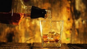 350 रुपयांची व्हिस्की तुम्हाला 1500 रुपयांना का मिळते? कारण काय?.