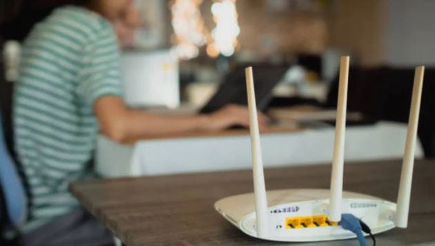 wiFi चा फुल फॉर्म Wireless Fidelity असा आहे. वायफाय एक वायरलेस नेटवर्किंग सिस्टिम असते. रेडिओ फ्रिक्वेन्सीच्या मदतीने तुम्हाला हायस्पीड इंटरनेटची सुविधा दिली जाते. तुमच्या वायफायचा एखादी अनोळखी व्यक्ती वापर करू नये यासाठी तुमच्या वायफायला एक स्टाँग पासवर्ड असतो.