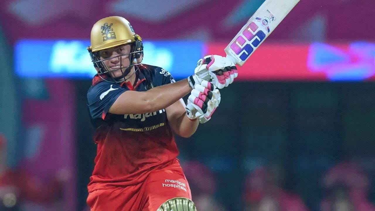 नादीन डी क्लर्कने या खेळीसह हरमनप्रीत कौरकडून विजयाचा घास हिरावून घेतला आहे. यापूर्वीही नादीन  डी क्लर्कने हरमनप्रीत कौरला अशी जखम दिली आहे. मागच्या वर्षी ऑक्टोबर महिन्यात वनडे वर्ल्डकप स्पर्धा पार पडली. या सामन्यातील साखळी फेरीत विजयाचा घास खेचून आणला होता.  (Photo: PTI)