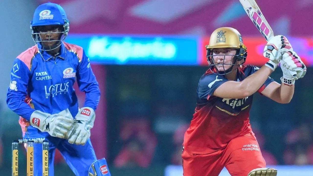 मुंबई इंडियन्सने दिलेल्या विजयी धावांचा पाठलाग करताना आरसीबीने 65 धावांवरच 5 विकेट गमावले होते. पण नादीन डी क्लर्कने मैदानात उतरली आणि सामन्याचं चित्र बदललं. शेवटच्या 4 चेंडूत आरसीबीला 18 धावांची गरज होती. पण डी क्लर्कने 6,4,6,4 मारत सामना जिंकवला.  (Photo: PTI)