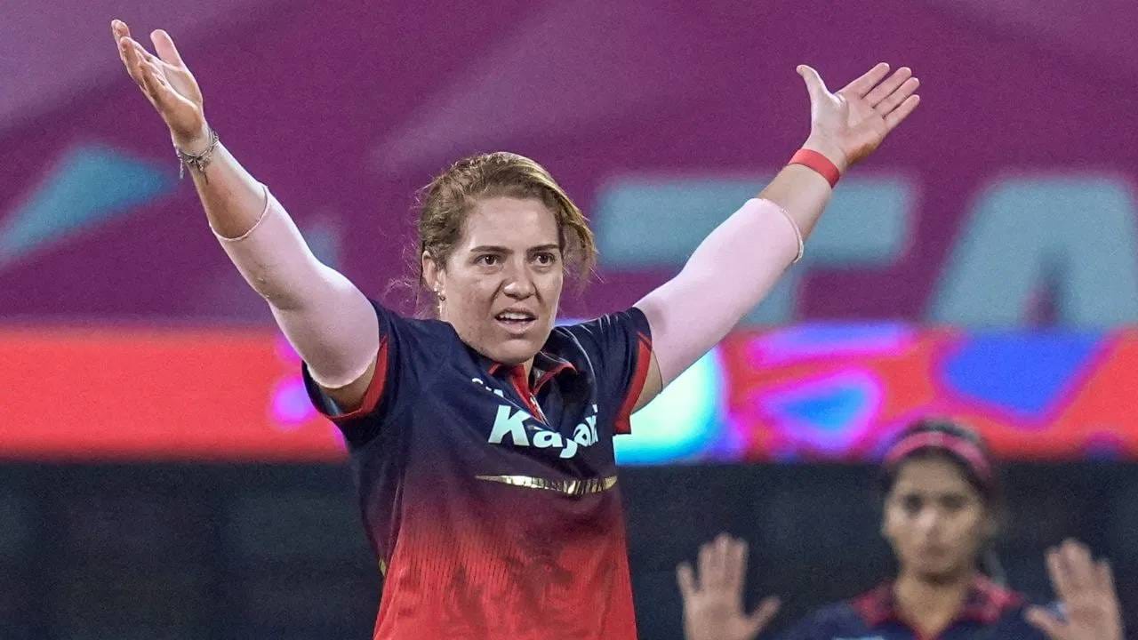 हरमनप्रीतला डोकेदुखी ठरणारी ही खेळाडू दुसरी तिसरी कोणी नसून दक्षिण अफ्रिकेची नदीन डी क्लर्क आहे. तिने आपल्या अष्टपैलू खेळीने हरमनप्रीत कौरला धक्का दिला आहे. सुरुवातील गोलंदाजीत 26 धावा देत 4 विकेट काढल्या. यात हरमनप्रीत कौरलाही तंबूचा रस्ता दाखवला. त्यामुळे मुंबईला फक्त 154 धावांपर्यंत मजल मारता आली.  (Photo: PTI)