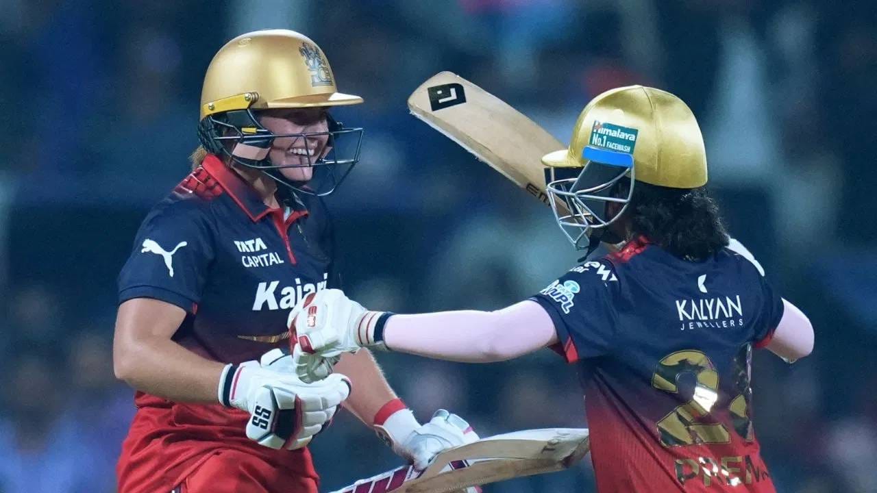 वुमन्स प्रीमियर लीग 2026 स्पर्धेची सुरुवात आरसीबीने विजयाने केली आहे. आरसीबीने गतविजेत्या मुंबई इंडियन्सला पराभवाचं पाणी पाजलं. हा सामना आरसीबीने 3 विकेट राखून शेवटच्या चेंडूवर जिंकला. या सामन्यात आरसीबीची एक खेळाडू मुंबई इंडियन्ससाठी डोकेदुखी ठरली. तर हरमनप्रीत कौरच्या कर्णधारपदाला दुसऱ्यांना धक्का दिला आहे.  (Photo: PTI)