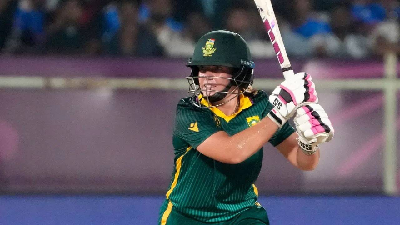 वुमन्स वर्ल्डकप सामन्यात नादीन डी क्लार्कने 2 विकेट घेतल्या होत्या. तेव्हा दक्षिण अफ्रिकेने 142 धावांवर 6 विकेट गमावल्या होत्या. तेव्हा आठव्या क्रमांकावर फलंदाजी नादीन डी क्लरक्न 54 चेंडूत 84 धावा केल्या आणि दक्षिण अफ्रिकेला विजय मिळवून दिला. पण अंतिम सामन्यात भारताने दक्षिण अफ्रिकेला लोळवलं आणि विजय मिळवला.  (Photo: PTI)