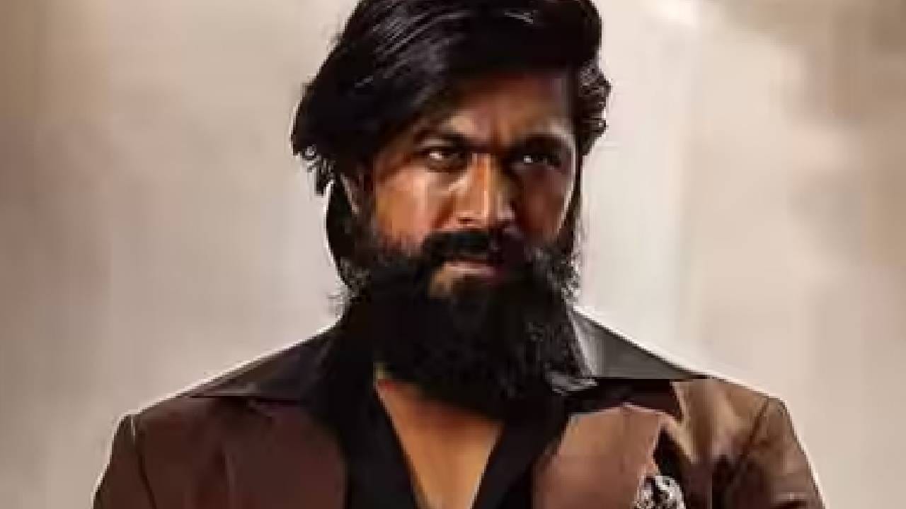  साऊथ सुपरस्टार यश सध्या त्याच्या आगामी 'टॉक्सिक' चित्रपटामुळे चर्चेत आहे. हा बहुप्रतिक्षित चित्रपट रिलीज होण्यापूर्वीच वादात सापडला आहे. चित्रपटाच्या टीझरमध्ये अनेक इंटिमेट सीन्स दाखवण्यात आले आहेत ण यशच्या आधीच बॉलिवूडमधील अनेक कलाकारांनी मोठ्या पडद्यावर,ऑनस्क्रीन इंटिमेट सीन दिले आहेत. याच वादाच्या पार्श्वभूमीवर, यशचा एक जुना व्हिडिओ व्हायरल झाला ज्यामध्ये त्याने म्हटलं होतं की, माझे पालक पाहू शकणार नाहीत अशी दृश्य कधी साकारणार नाही, असं त्याने म्हटलं होतं. 