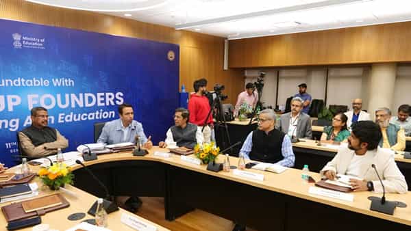 केंद्रीय शिक्षणमंत्री धर्मेंद्र प्रधान यांनी आज आयआयटी दिल्ली येथे 10 नवउदयोन्मुख स्टार्टअप्सच्या संस्थापकांसोबत इडीटेक एआय राऊंडटेबल बैठकीचे अध्यक्षस्थान भूषवले. या कार्यक्रमाला शिक्षण व ईशान्य भारत विकास राज्यमंत्री सुकांता मजुमदार तसेच शिक्षण, कौशल्य विकास आणि उद्योजकता (स्वतंत्र प्रभार) राज्यमंत्री जयंत चौधरी यांची देखील उपस्थिती होती.