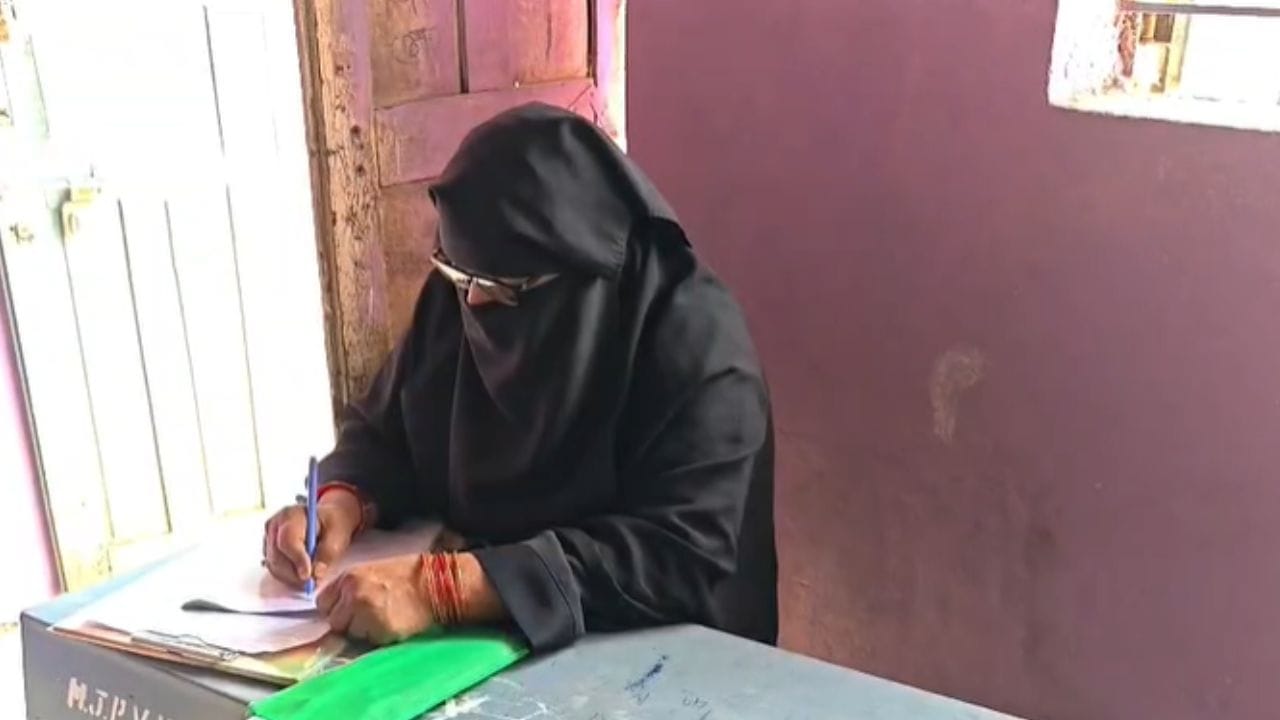 शिक्षणासाठी वय नाही तर जिद्द लागते, आत्मविश्वास असेल तर अवघड गोष्ट ही सोप्पी होते हेच यातून  फेमिदा बेगम यांनी दाखवून दिलं आहे. त्यांच्या शिकण्याच्या जिद्दीचं सर्व स्तरातून कौतुक होत आहे.  