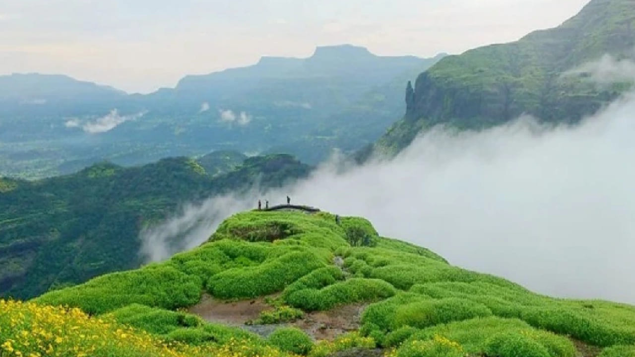 नाशिकपासून साधारण 45 किमी अंतरावर असलेले इगतपुरी हे मुंबई-नाशिक महामार्गालगत वसलेले आहे. पावसाळ्यात तर येथे हिरवाईची उधळण पाहायला मिळते. डोंगरांवर पसरलेले ढग, वाहणारे धबधबे आणि शांत वातावरण यामुळे शहराच्या गोंगाटापासून दूर शांतता अनुभवता येते.