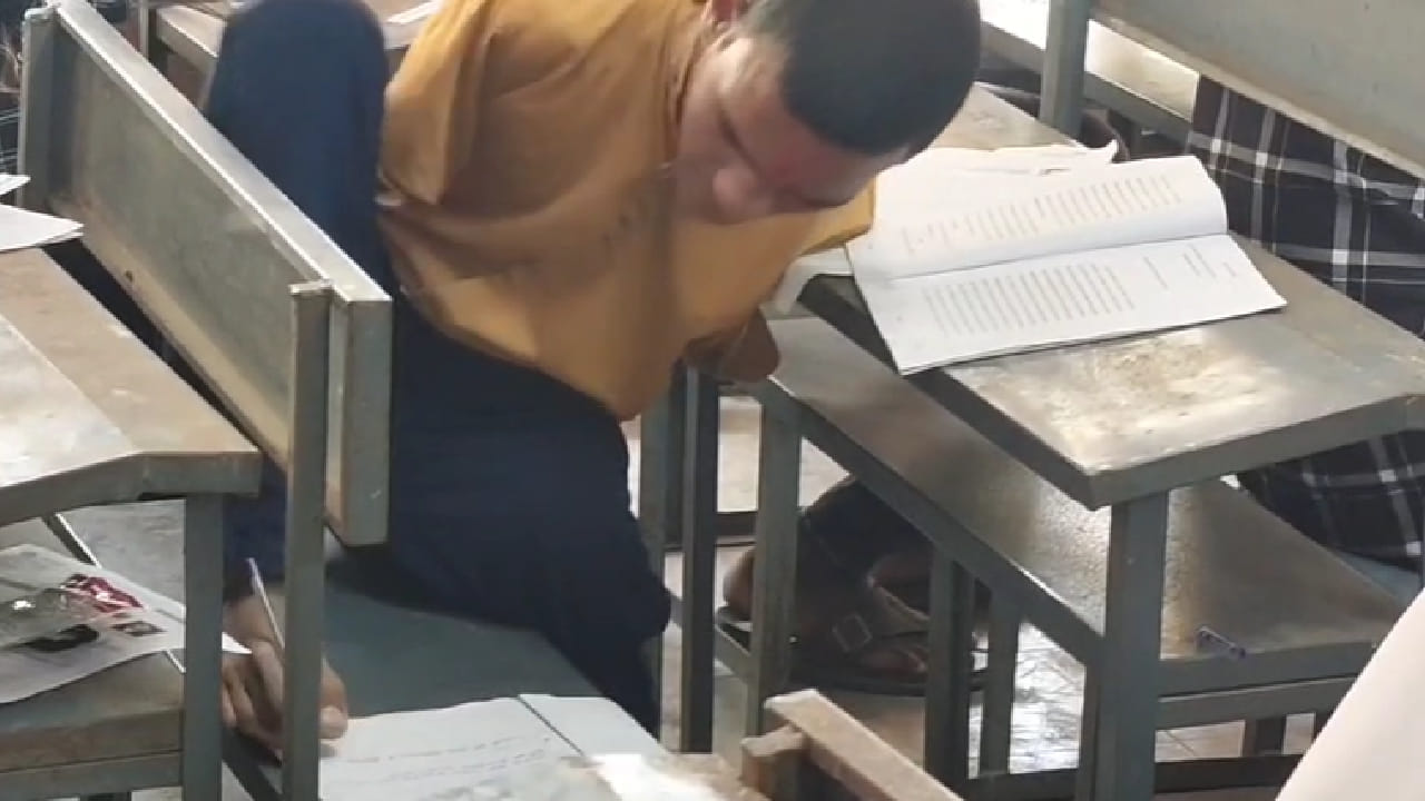 सूरजला बालपणी गावातील जिल्हा परिषद शाळेत दाखल करण्यात आले. तिथेच पहिलीच्या वर्गातील शिक्षिकेने सूरजमधील जिद्द ओळखली. त्यांनी त्याला पायाने लिहिण्याचा सराव करून घेतला. त्या दिवसापासून सूरजने पायाने लिहिण्याची सवय लावली आणि आज तो अत्यंत सहजतेने पायाने लिहू शकतो.