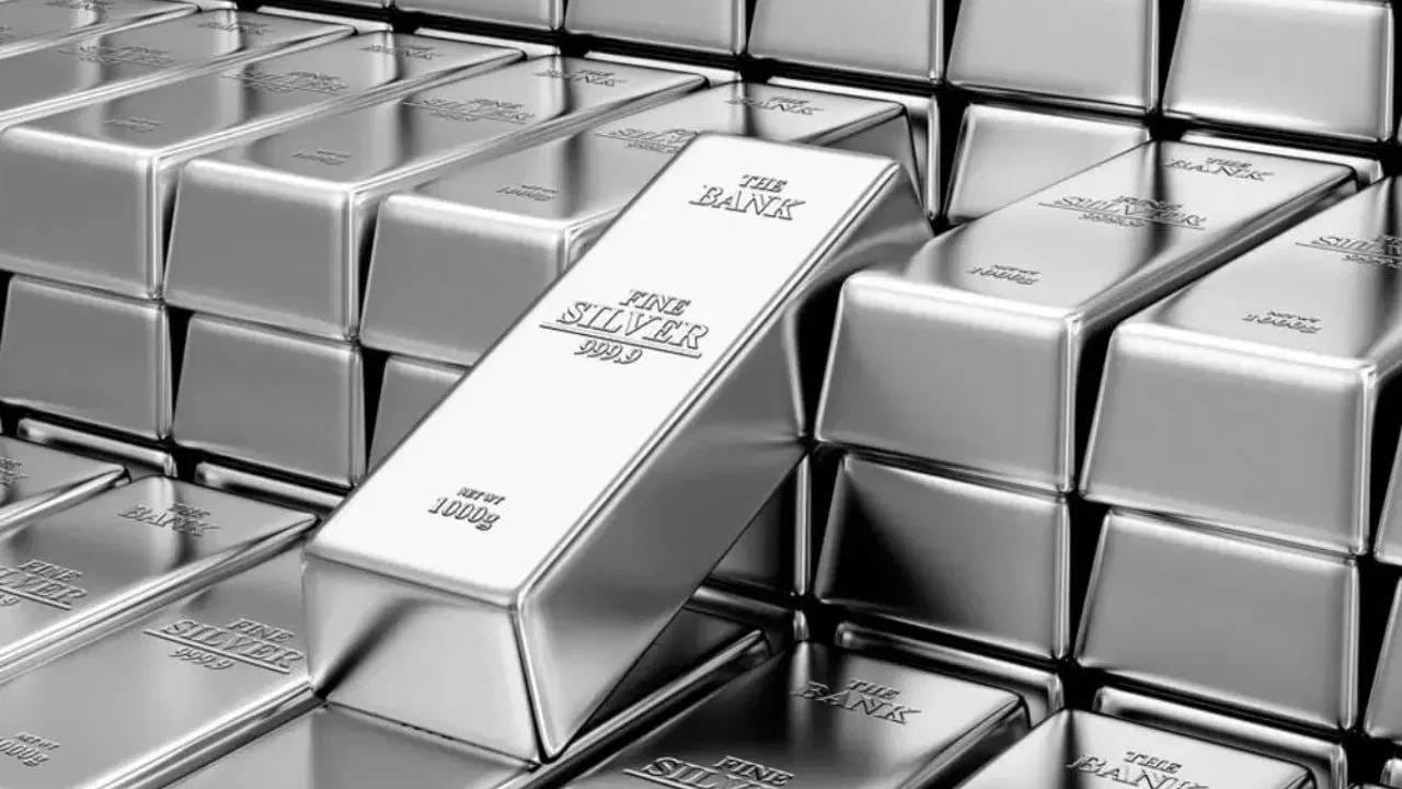 जळगावच्या सराफा बाजारातून आज सोन्या-चांदीचे दर समोर आले आहेत. या दोन्ही मौल्यवान धातूंच्या किंमती आज बऱ्याच वाढल्या आहेत. सोन्याच्या दरात तब्बल 2 हजार 600 रुपये तर चांदीच्या दरात 5 हजार रुपयांची वाढ झाली आहे.