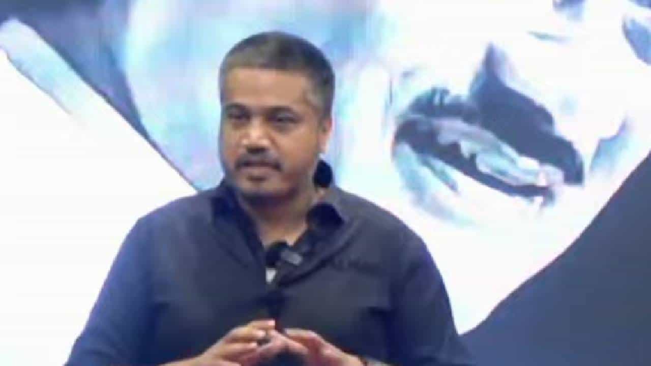 विमानाशी संबंधित VSR कंपनी अचानक का बंद झाली? रोहित पवारांचा सवाल