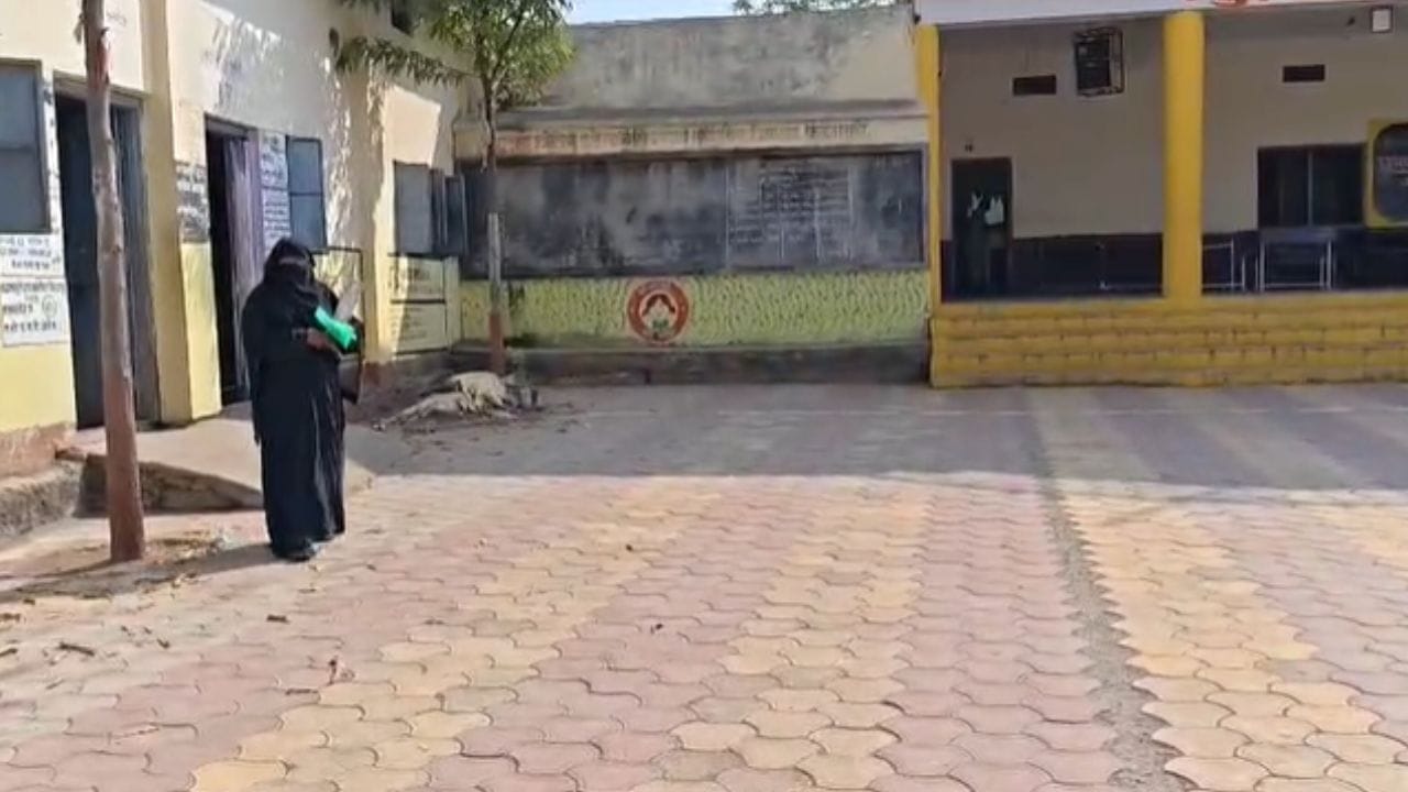 त्यांचं वय झालं तरी पण मनातली त्यांची शिकण्याची इच्छा मात्र अजूनही तरुणच आहे. घरातली कामं, जबदाऱ्या, नातवंड सांभाळत, अभ्यास आणि सराव करत त्यांनी आज 10वी चा पहिला मराठीचा पेपर सोडवला आहे.