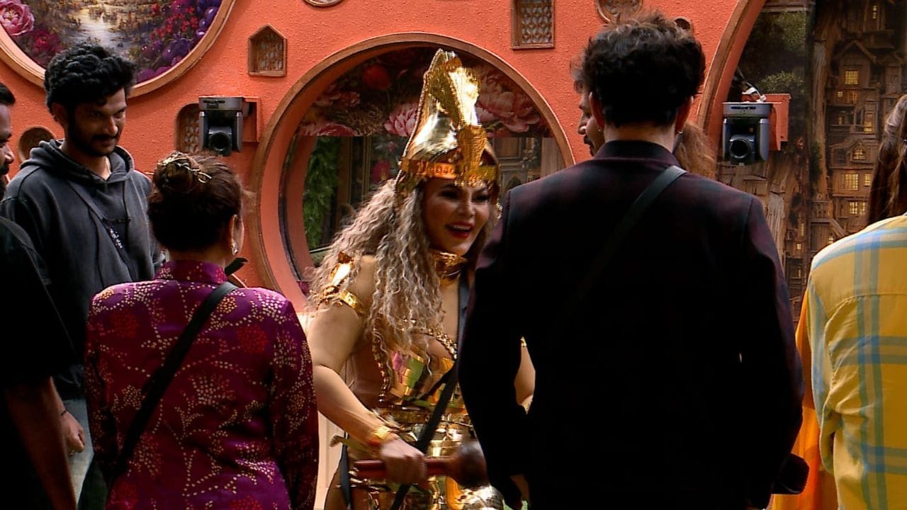 राखी सावंत ही कायम वेगवेगळ्या कारणांमुळे चर्चेत असते, आता ती पु्न्हा एकदा बिग बॉसमधून प्रेक्षकांच्या भेटीला येत आहे. राखी सावंतच्या रुपात बिग बॉसमध्ये पहिली वाइल्ड कार्ड एन्ट्री होणार आहे, त्यामुळे या शोबाबत आता प्रेक्षकांची उत्सुकता शिगेला पोहोचली आहे. राखी या शोमध्ये काय धमाल करणार? हे पहाणं महत्त्वाचं ठरणार आहे.