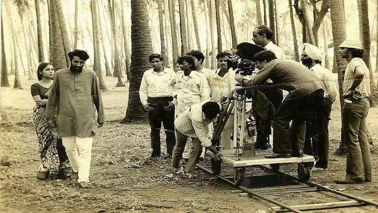 नंतर त्यांना परराष्ट्र मंत्रालयात क्लास IV पदावर नोकरी मिळाली. ही साधी सरकारी नोकरी त्यांच्या आयुष्यातील टर्निंग पॉइंट ठरली. याच माध्यमातून त्यांना अमेरिकेत पोस्टिंग मिळाली. न्यूयॉर्कमध्ये त्यांनी City University of New York येथे प्रवेश घेतला आणि फिल्ममेकिंगमध्ये बॅचलर पदवी संपादन केली.