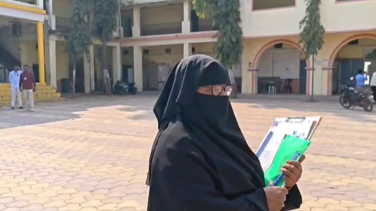 आपल्या संपूर्ण कुटुंबाची जबाबदारी सांभाळून या आजी दहावीची परीक्षा देत आहेत, त्यांच्या या कार्याचं सर्व स्तरातून कौतुक होत आहे.    