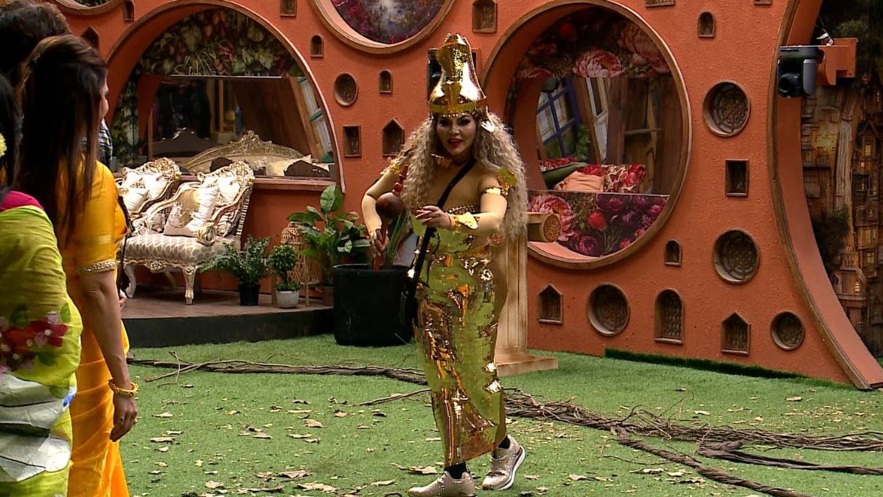 आपल्या बिग बॉसमधील एन्ट्री बाबत बोलताना राखी म्हणाली की,  "राखी जाणार आणि गेम पालटणार. माझ्याशिवाय बिग बॉस अधुरं आहे. मी घरात गेल्यावर सगळ्यांचा आवाज गायब होतो. जेव्हा राखी सावंत घरात जाणार तेव्हा तिथे तिचीच मर्जी चालणार आहे. मी घरात धम्माल करणार आहे. तुम्हाला बिग बॉसच्या घरात मला पहाता येणार आहे, असं राखीने यावर प्रतिक्रिया देताना म्हटलं आहे. 