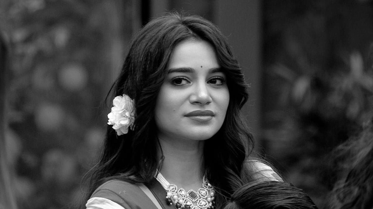 दरम्यान यावेळी बोलताना तीने अभिनेता रितेश देशमुखचं कौतुक देखील केलं आहे. बिग बॉसचा प्लॅटफॉर्म सगळ्यांना मिळत नाही. आपल्याला मिळाला आहे तर त्याचा उपयोग करून घ्यायचा असं माझं म्हणणं आहे. रितेश देशमुख अमेझिंग आहेत आणि उत्तम अभिनेते आहेत. संपूर्ण महाराष्ट्रमध्ये आपला बिग बॉस मराठी पाहिला जातोय. मला खुप अभिमान आहे, की रितेश देशमुख हा शो होस्ट करत आहे, असं राखी सावंतने म्हटलं आहे. 