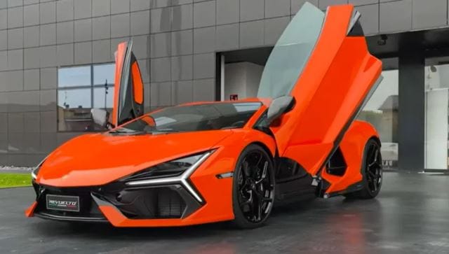 कानपूरमध्ये एका व्हीआयपी रोडवर 8 फेब्रुवारी रोजी भीषण अपघात झाला. तंबाखू व्यापाऱ्याच्या मुलाच्या लॅम्बोर्गिनी कारने चक्क सहा जणांना चिरडण्याची घटना घडली. लॅम्बोर्गिनी ही कार सर्वात महागड्या कारपैकी एक कार मानली जाते. त्यामुळेच आता ही कार पुन्हा एकदा चर्चेत आली आहे.