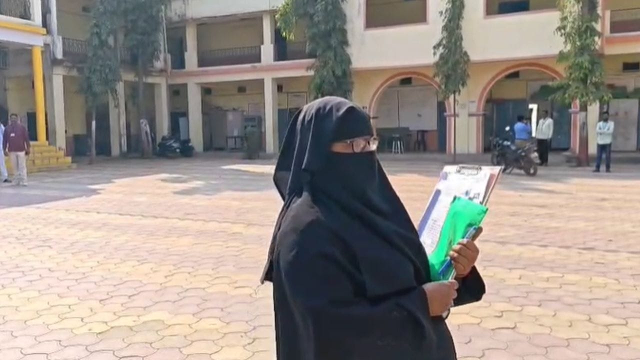 हातात पॅड घेऊन परीक्षा केंद्रावर दाखल झालेल्या या आहेत कळमनुरी तालुक्यातील धानोरा गावात राहणाऱ्या 61 वर्षीय आजी फेमिदा बेगम निसार खां पठाण. त्यांनी आज कळमनुरी येथील महात्मा फुले या विद्यालयात जाऊन इयत्ता 10ची परीक्षा दिली आहे.