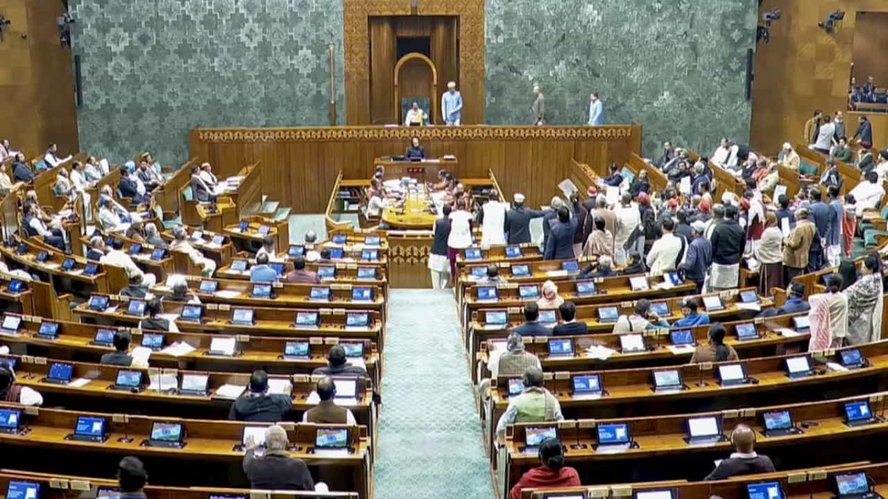 लोकसभेत मोठा गोंधळ, महाराष्ट्रातील या खासदारासह 8 जणांवर मोठी कारवाई, थेट निलंबन