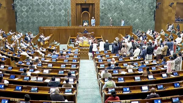 लोकसभेत मोठा गोंधळ, महाराष्ट्रातील या खासदारासह 8 जणांवर मोठी कारवाई, थेट निलंबन
