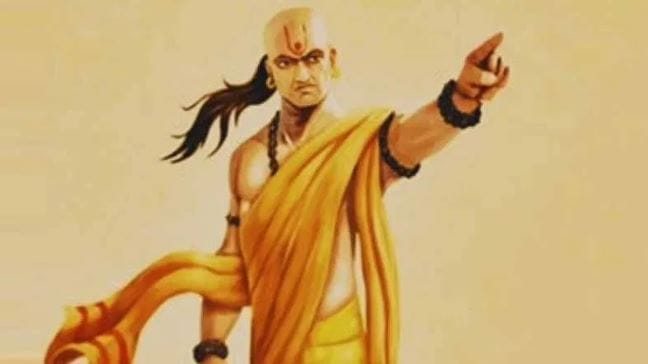 चाणक्य नीतीनुसार पती आणि पत्नीच्या भांडणात कधीच पडू नये. दोघांमध्ये कितीही वाद झाला आणि कितीही भांडण झाले तरीदेखील या दोघांच्या भांडणात कधी पडू नये, असे आचार्य चाणक्य सांगतात. कारण कितीही भांडण झाले तरीही पती आणि पत्नी एकत्र येतात. त्यांच्यातील वाद मिटतो. 