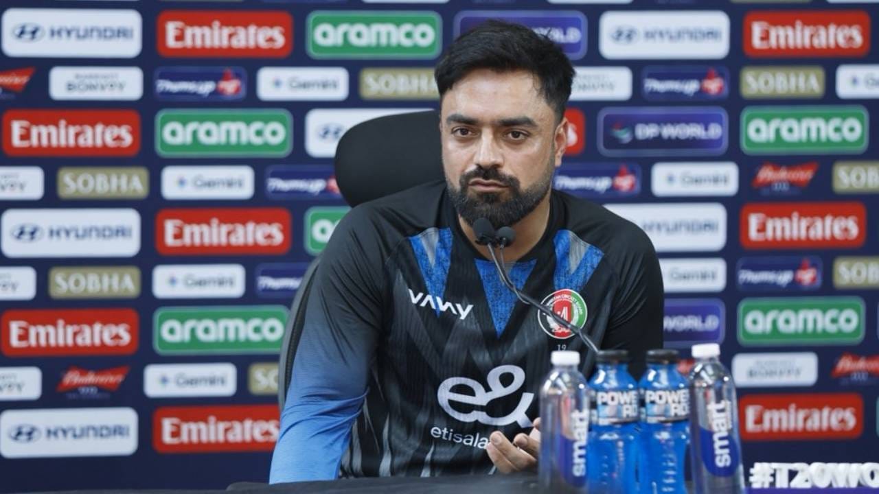 टी20 क्रिकेट इतिहासात आतापर्यंत 700 विकेटचा पल्ला अजून कोणीच गाठलेला नाही. यापूर्वी तीन गोलंदाजांनी 600 पेक्षा जास्त विकेट घेतल्याची नोंद होती. पण या यादीतून राशीद खानने पुढे पाऊल टाकलं आहे. आता 700विकेटच्या क्लबमध्ये असलेला एकमेव खेळाडू आहे. त्याने वयाच्या 27व्या वर्षी ही किमया केली आहे, हे विशेष (Photo: Afghanistan Cricket)