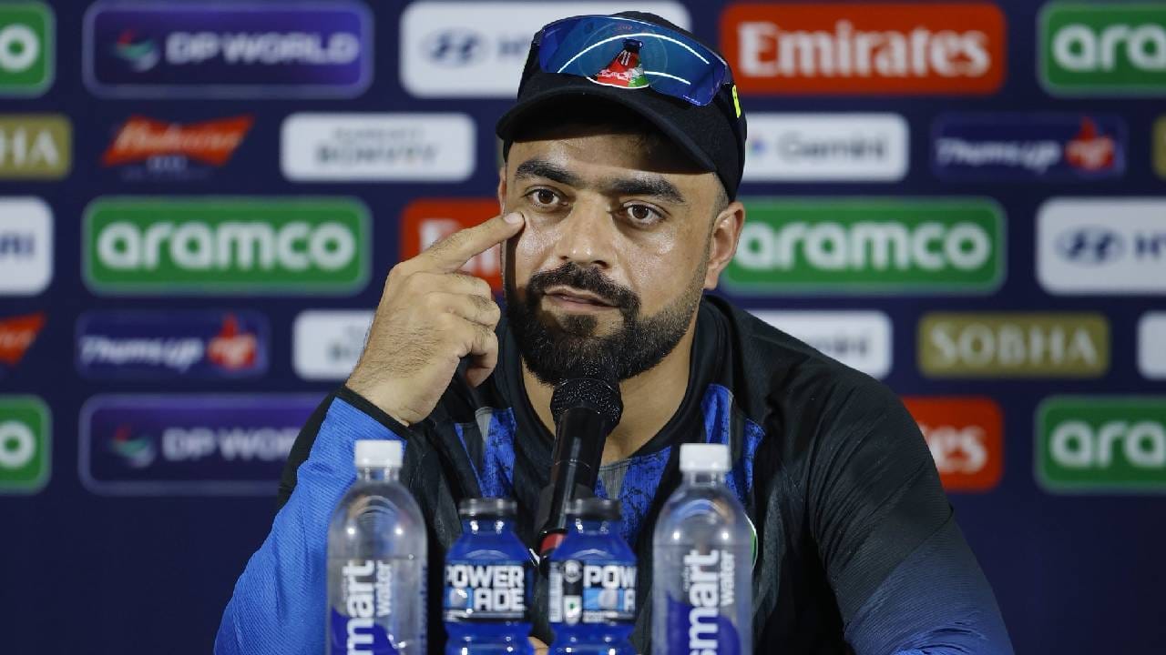 अफगाणिस्तानचा कर्णधार आणि फिरकीपटू राशीद खानच्या नावावर टी20 क्रिकेटमध्ये एक मोठा विक्रम नोंदवला गेला आहे. आतापर्यंत असा विक्रम कोणीही नोंदवलेला नाही. राशीद खानने असं काय केली की त्याच्या विक्रमाची चर्चा होत आहे. चला जाणून घेऊयात त्याबाबत सविस्तर... (Photo: Afghanistan Cricket)