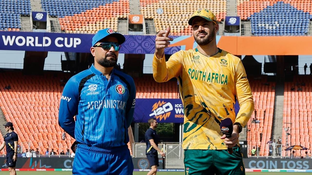 टी20 वर्ल्डकप 2026 स्पर्धेच्या पहिल्या दिवसापासून विक्रमांची रांग लागली आहे. आता पाचव्या दिवशी सुपर ओव्हरचा थरारही अनुभवता आला आहे. दक्षिण अफ्रिका आणि अफगाणिस्तान सामन्यात एक नाही तर दोन सुपर ओव्हर टाकाव्या लागल्या. या सामन्यात दक्षिण अफ्रिकेने बाजी मारली. (Photo: Afghanistan Cricket X)