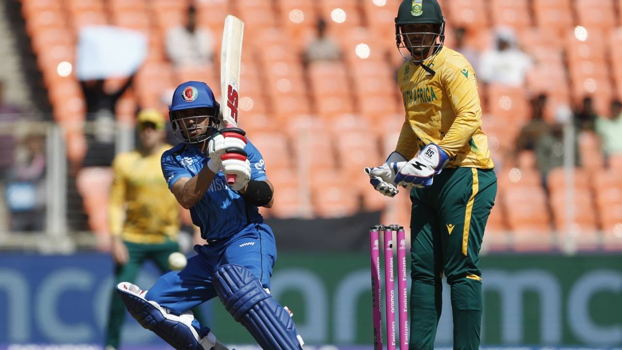 टी20 वर्ल्डकप स्पर्धेच्या इतिहासात सहाव्यांदा सामना बरोबरीत सुटला आणि त्याचा निकाल सुपर ओव्हरमध्ये लागला. 2007 मध्ये भारत पाकिस्तान सामन्याचा बॉल आऊटमध्ये लागला होता. त्यानंतर 2012 मध्ये श्रीलंका विरूद्ध न्यूझीलंड आणि न्यूझीलंड विरुद्ध वेस्ट इंडिज सामना ड्रॉ झाला होता. 2024 टी20 वर्ल्डकप स्पर्धेत नामिबिया विरुद्ध ओमान आणि अमेरिका विरुद्ध पाकिस्तान सामना ड्रॉ झाला होता. आता सहाव्यांदा दक्षिण अफ्रिका आणि अफगाणिस्तान सामना ड्रॉ झाला आहे. (Photo: Afghanistan Cricket X)