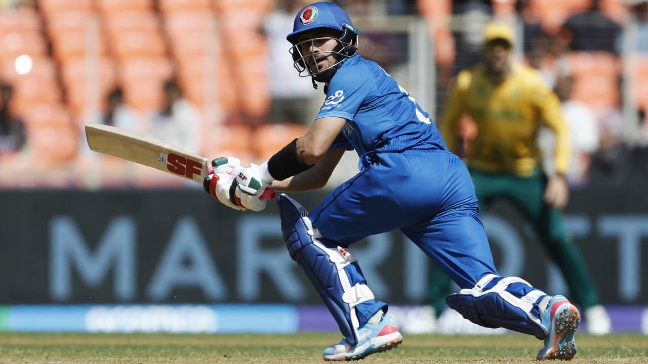 अफगाणिस्तान टी20 आंतरराष्ट्रीय क्रिकेटच्या इतिहासात सुपर ओव्हरमध्ये सामना गमवण्यीच ही तिसरी वेळ आहे. यापूर्वी 2020 मध्ये आयर्लंडविरुद्ध सुपर ओव्हरमध्ये सामना गमावला होता. 2024 मध्ये भारताविरुद्ध दोन सुपर ओव्हर खेळण्याची वेळ आली होती. यावेळी भारताने बाजी मारली होती. आता टी20 वर्ल्डकप 2024 स्पर्धेत दक्षिण अफ्रिकेने दुसऱ्या सुपर ओव्हरमध्ये अफगाणिस्तानला पराभूत केलं. (Photo: Afghanistan Cricket X)