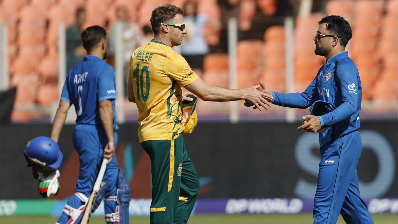 दक्षिण अफ्रिकेने प्रथम फलंदाजी करताना 187 धावा केल्या आणि विजयासाठी 188 धावा दिल्या. अफगाणिस्तानचा संघ सर्व गडी गमवून 187 धावा करू शकला आणि सामना ड्रॉ झाला. पहिल्या सुपर ओव्हरमध्ये अफगाणिस्तानने 17 धावा केल्या आणि 18 धावांचं विजयी आव्हान दिलं. पण दक्षिण अफ्रिकेचा संघ 17 धावा करू शकला. त्यामुळे दुसऱ्या सुपर ओव्हरमध्ये सामना गेला. या सामन्यात दक्षिण अफ्रिकने 23 धावा केल्या आणि 24 धावांची विजयी आव्हान दिलं. अफगाणिस्तानने 19 धावा केल्या 4 धावांनी सामना गमावला. (Photo: Afghanistan Cricket X)