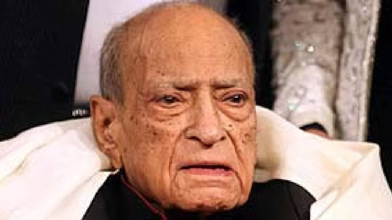 अवतार किशन हंगल हे भारतीय सिनेमात एके हंगल म्हणून ओळखले जातात.  शोले चित्रपटातील त्यांची रहीम चाचाची भूमिका खूप गाजली. 2001 मध्ये त्यांचा शंभू काकाचा रोल खूप गाजला. आयुष्याच्या अखेरच्या टप्प्यात त्यांच्याकडे पैसा नव्हता. 2011 मध्ये त्यांची प्रकृती बिघडली. तेव्हा फिल्म इंडस्ट्रीतून सलमान खान, अमिताभ बच्चन त्यांच्या मदतीसाठी पुढे आले. 2012 साली वयाच्या 98 व्या वर्षी त्यांचं निधन झालं.  