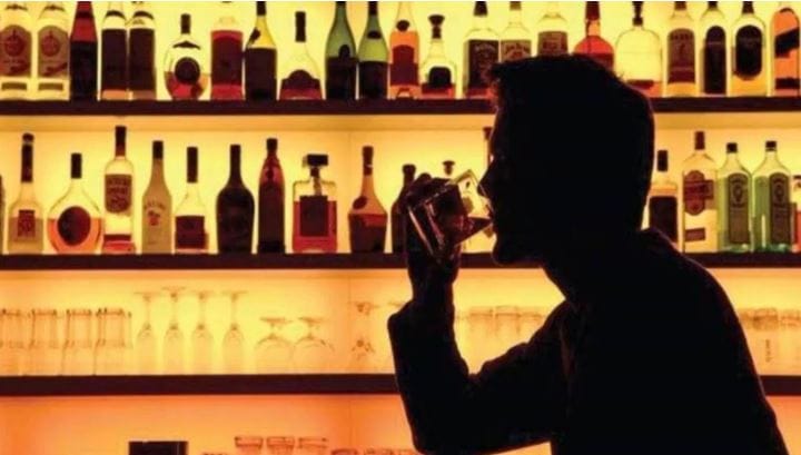 मद्य हे आरोग्यास हानिकारक असते. परंतु तरीदेखील तरुणांपासून ते साठीमध्ये गेलेल्या व्यक्तीपर्यंत मद्यप्राशन करणाऱ्यांची संख्या लक्षावधी आहे. एकदा मद्यप्राशन करायला सुरुवात केली की त्याची सवय लागते. त्याचा आरोग्यावर वाईट परिणाम होतो. म्हणूनच मद्यप्राशन करू नये असे सांगितले जाते.